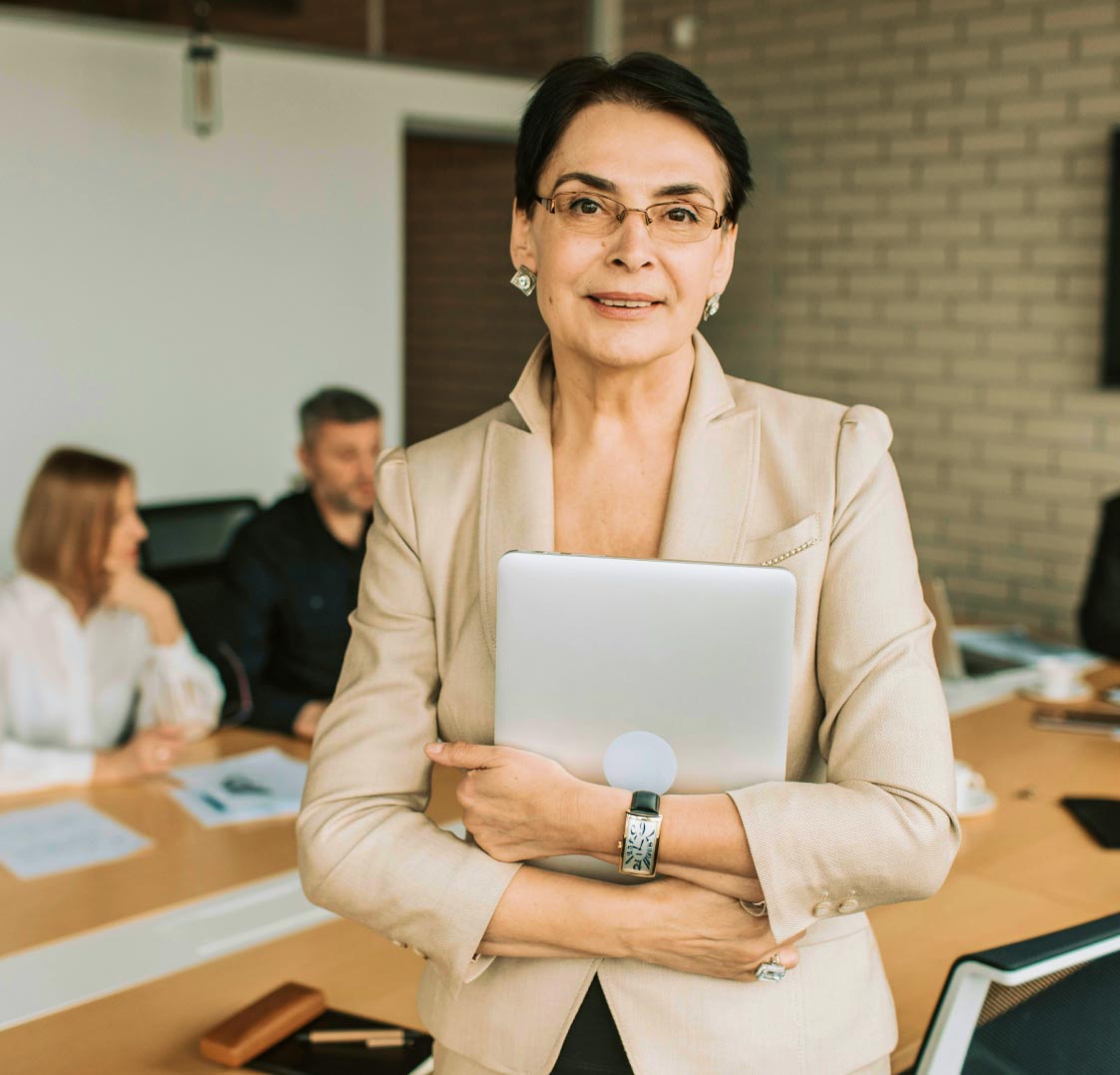 Attracting Top Talent Mujer que trabaja en una empresa de traducción jurada oficial.